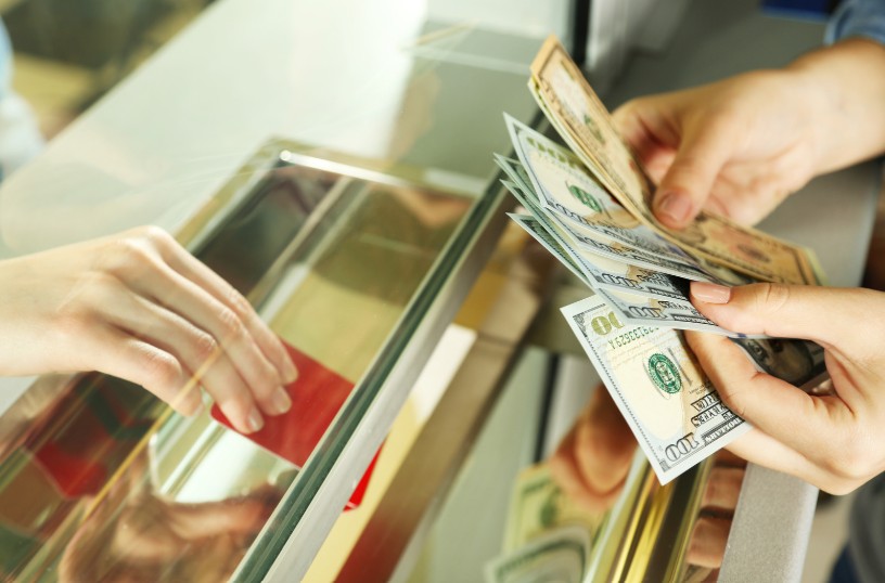 חוק המזומן על הפקדת מזומן בבנק